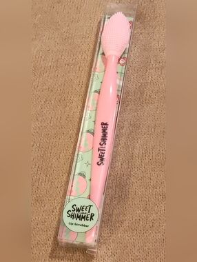 NWT - SEALED! Sweet and Shimmer Pink Lip Scrubber Brush